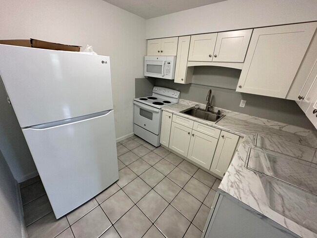 Building Photo - 301 W Ocean Ave