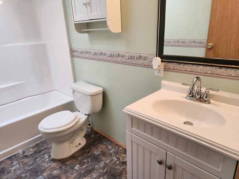 Guest Bathroom - 10 Karen St