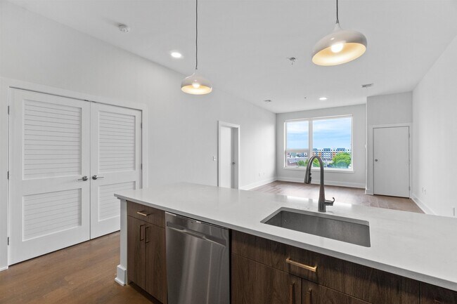 Building Photo - 260 Ave E