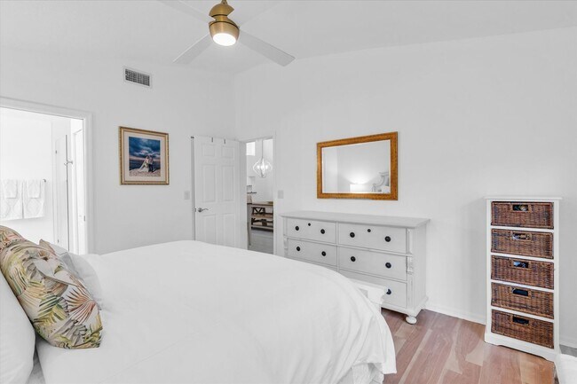 Building Photo - ***ANNUAL UNFURNISHED***NOW AVAILABLE***NO...