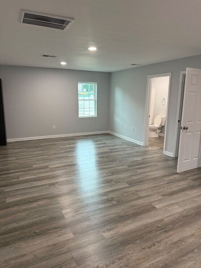 Building Photo - "Charming Studio Retreat in Nashville – Cozy 400 Sq Ft with Full Bath!"