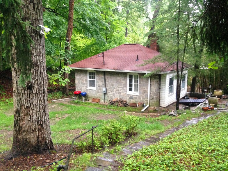 Cottage - 2948 Albemarle St NW