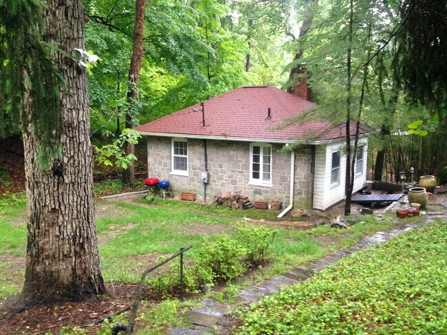 Cottage - 2948 Albemarle St NW