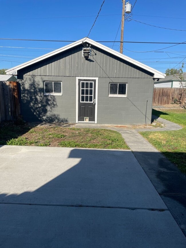 Building Photo - Updated 3 Bedroom 1 Bath home of Rent!!