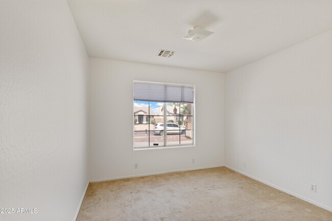 Building Photo - 909 E Harwell Rd