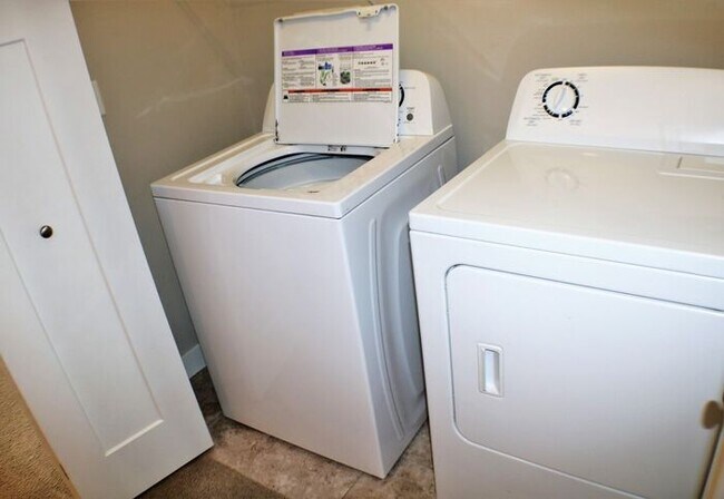 Building Photo - $2,000 | 3 Bedroom, 3 Bathroom Townhome | Pet Friendly | Available for August 1st, 2026 Move In!