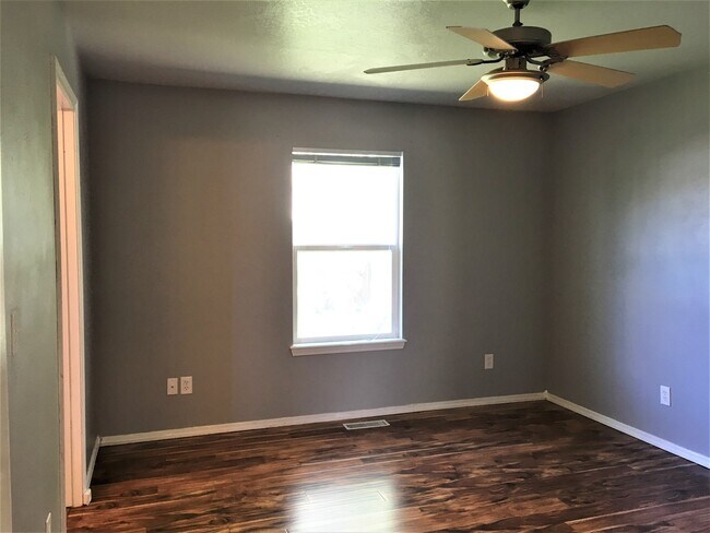 Building Photo - Adorable 3 bd 2 ba home in Vallievue Heigh...