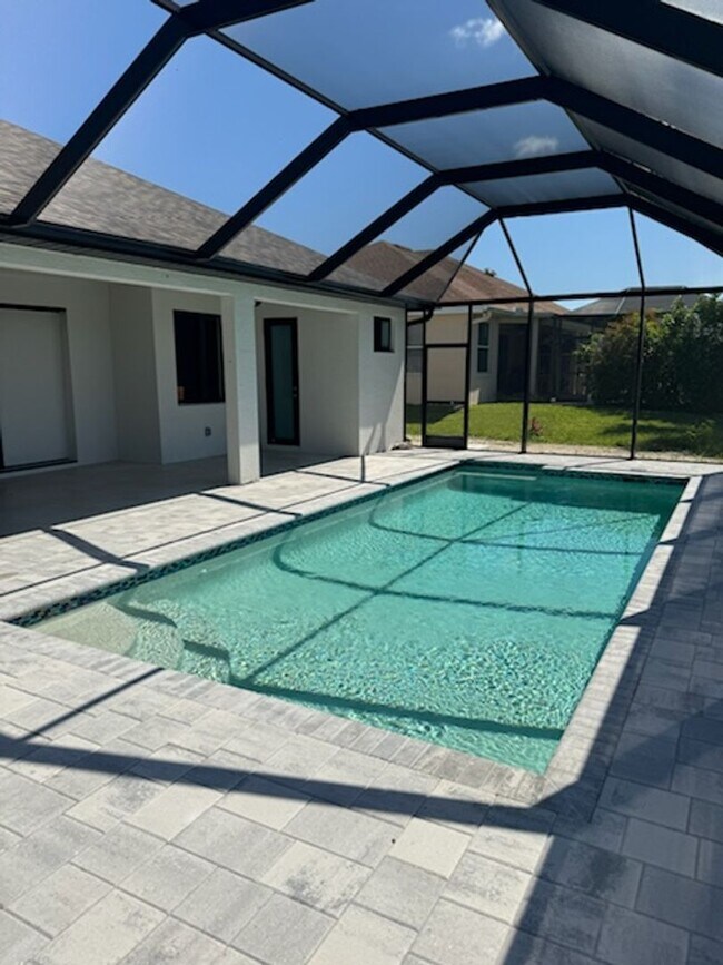 Building Photo - Move In Special! Pool Home with Canal View