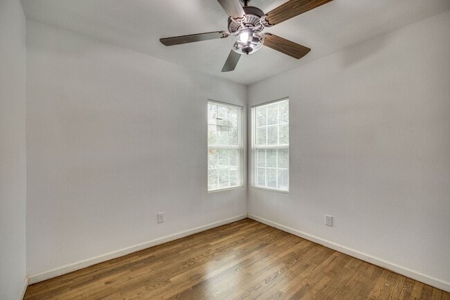 Building Photo - Updated apartment in great location