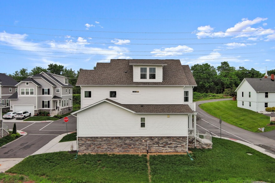 Building Photo - 43822 Jenkins Ln
