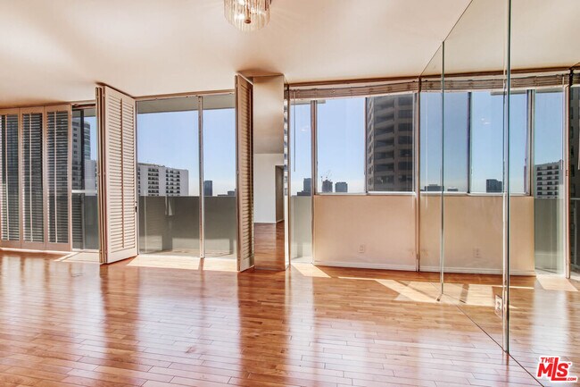 Building Photo - 10433 Wilshire Blvd