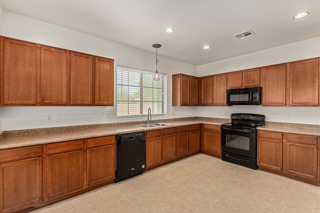 Building Photo - SPACIOUS 4BR/3BA in Peoria!