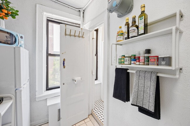 Building Photo - 542 E 14th St