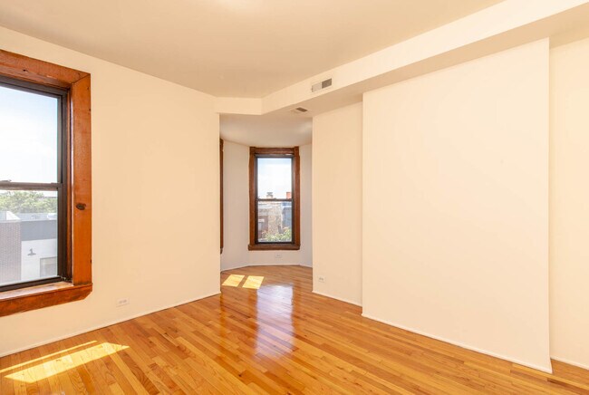 Building Photo - 1136 W Armitage Ave