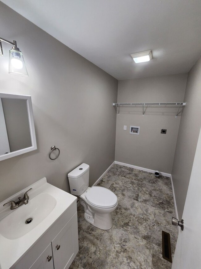 Building Photo - Newly Remodeled 6 Bedroom 1.5 Bath - Willi...