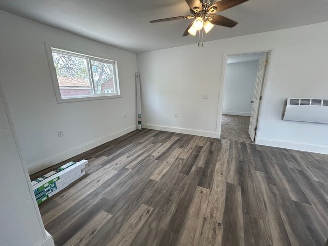 Building Photo - 3 Bedroom 1 Bath Beautiful House with Fenced Yard & Garage