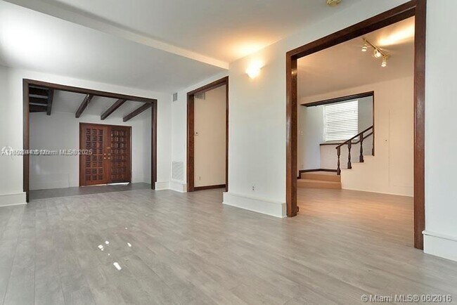 Building Photo - 320 W 55th St