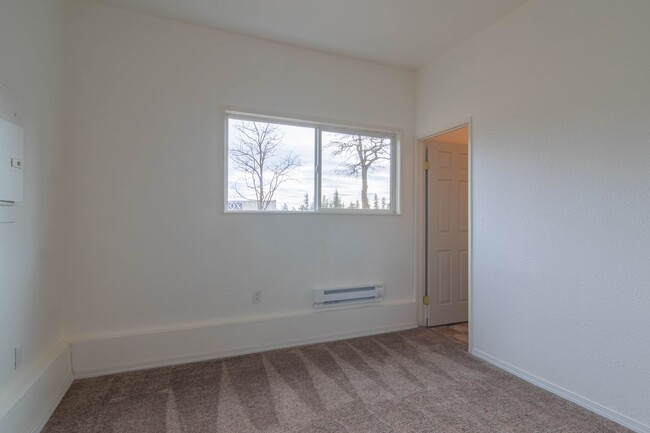 Building Photo - Single level 3 Bed 1.5 Bath Located Just O...