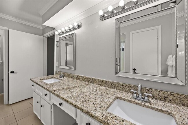 Building Photo - 627 Chadbourne Ct