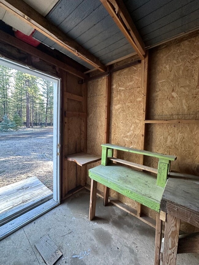 Building Photo - Adorable home in La Pine area, 1.5 acres fully fenced!!