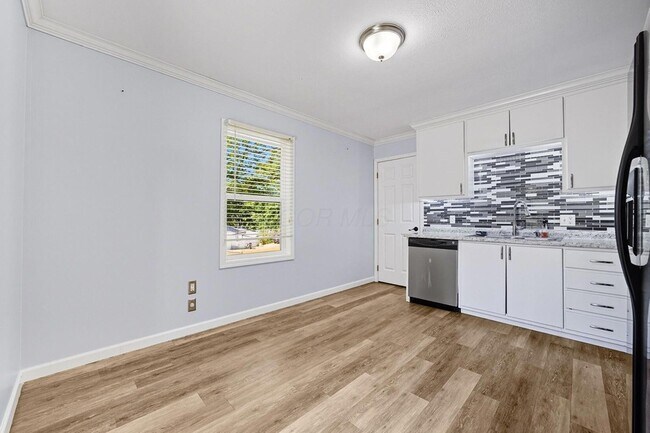 Building Photo - 455 Lakeview Dr