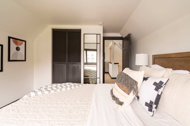 Building Photo - 2319 NW Raleigh St