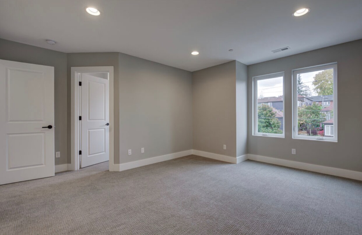 Building Photo - 6049 NE Flanders St