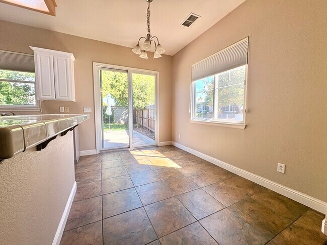 Building Photo - Beautiful 3 Bedroom, 2 Bathroom Home Walking Distance To The Fountains / Galleria!