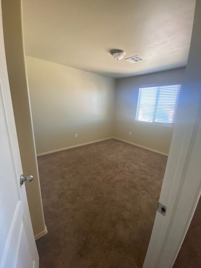 Building Photo - Beautiful 3 Bedroom 2.5 Bathroom House Ava...