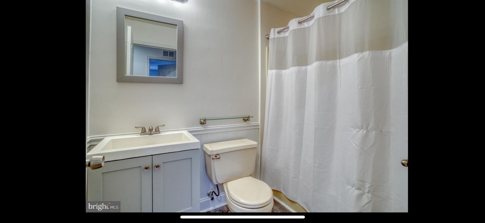 Visitors bathroom - 405 Waters Edge Dr