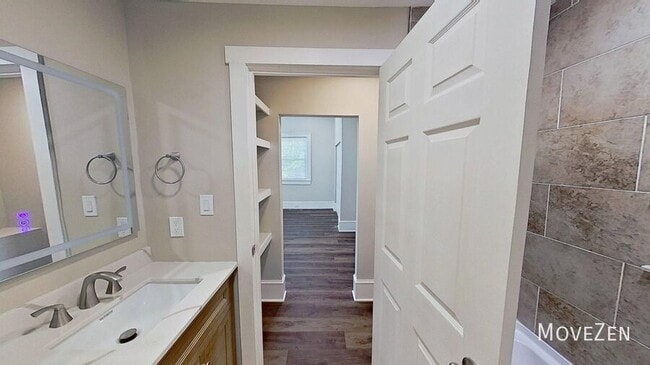 Building Photo - 9 Ratcale Ln