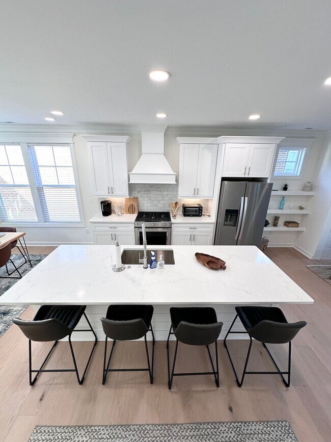 Building Photo - 2024 Built | Fully Furnished Modern Oceanf...