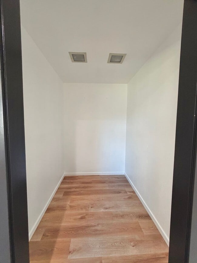 Building Photo - Charming 4BR Home with Huge Yard - W/D and Garage