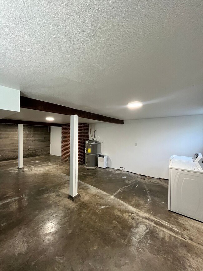 Building Photo - Gorgeous 2-Bedroom Townhome! Hardwood Floo...