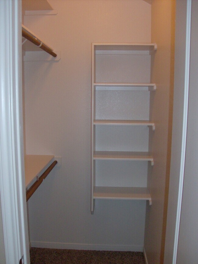 Building Photo - Available 7/13/26 Charming 2 Bed / 2 Bath Duplex Near Bunny