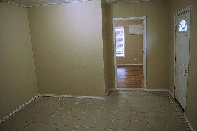 Building Photo - 2623 Irwin Dr