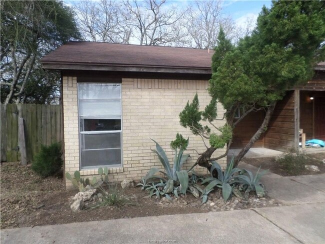 Building Photo - CUTE TWO BEDROOM ONE BATH DUPLEX ON SHUTTLE ROUTE