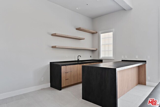 Building Photo - 2387 Stratford Cir