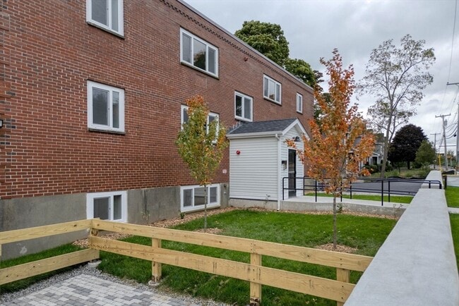 Building Photo - 245 Elm St