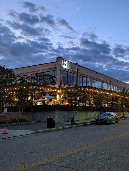 R House Food Hall - 2926 Wyman Pky