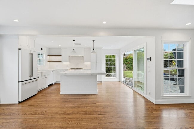 Building Photo - MISSION BAY 4-BED/3-BATH - 3 MIN WALK TO BAY