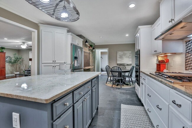 Building Photo - 16624 Elm Dr