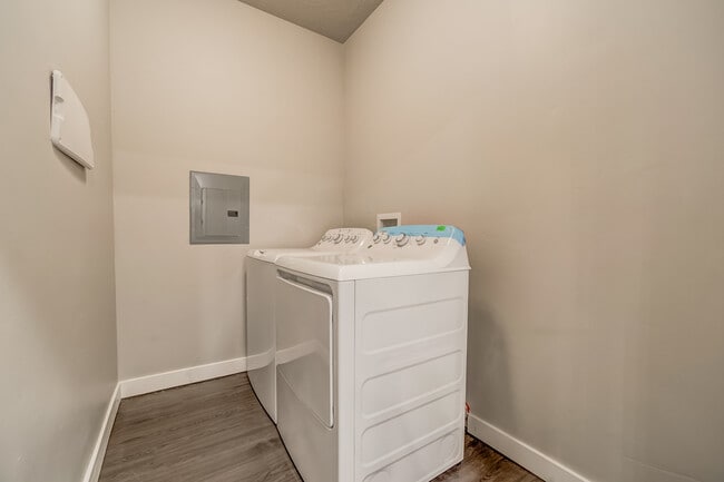 Building Photo - 614 E 230 N
