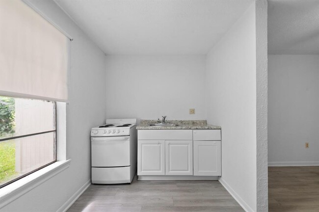 Building Photo - 806 E Emily Ave