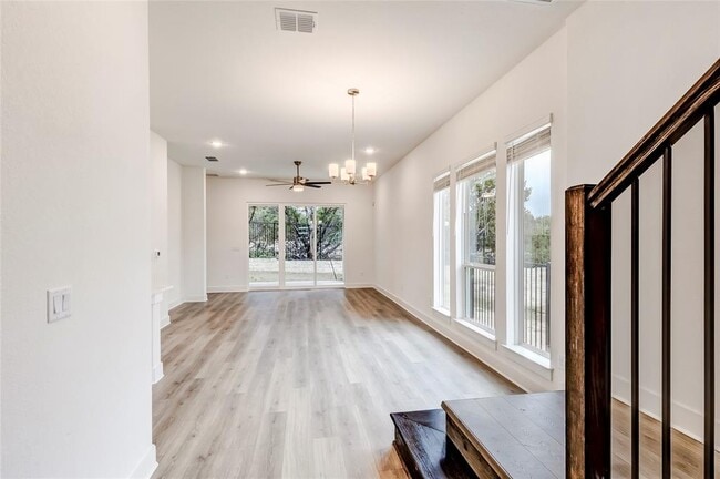 Building Photo - 2000 Kit Cir