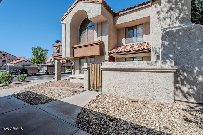 Building Photo - 818 S Westwood