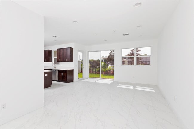 Building Photo - 6947 Pines Cir