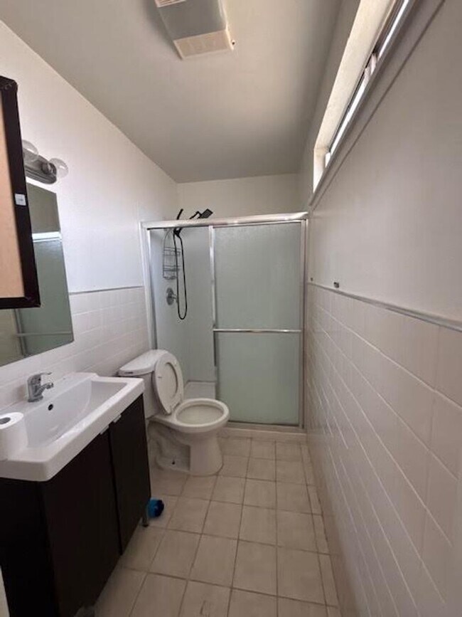Building Photo - 3BD/2BA Single Family Home with POOL! –  $...