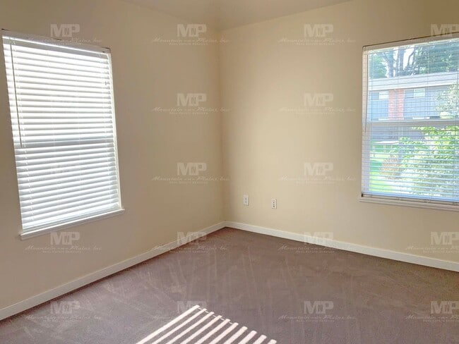 Building Photo - House on Howes!