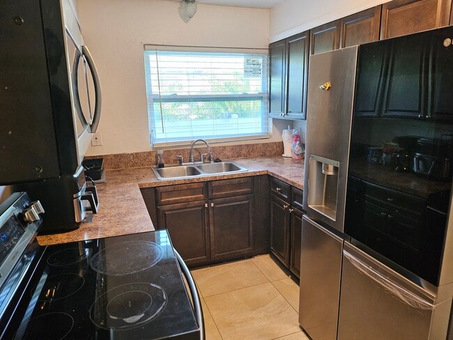 Building Photo - 1006 14th Ave NW